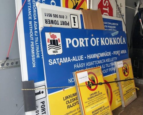 Lajitelma kylttejä teollisuuden käyttöön